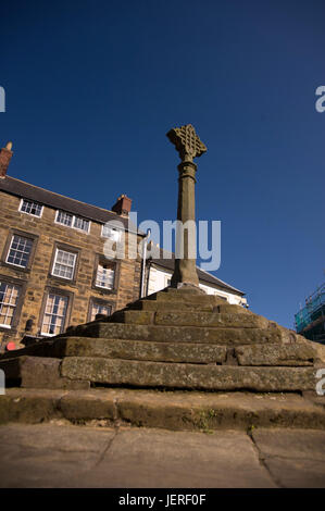 Der Marktplatz und die Markt-Kreuz, Alnwick, Northumberland Stockfoto