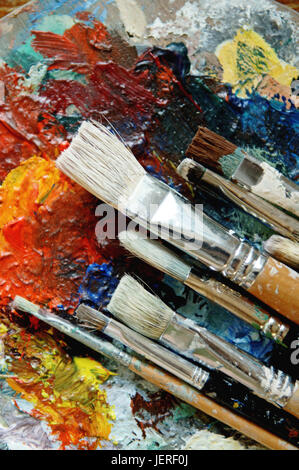 Künstler Ölmalerei Palette mit Bürsten Stockfoto