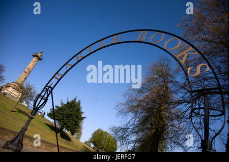 Tausch, Bücher-Schild und The Percy Mieterschaft Column, Alnwick, Northumberland Stockfoto