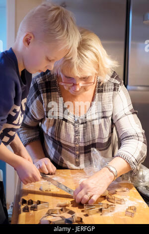 Großmutter mit Enkel Vorbereitung cookies Stockfoto