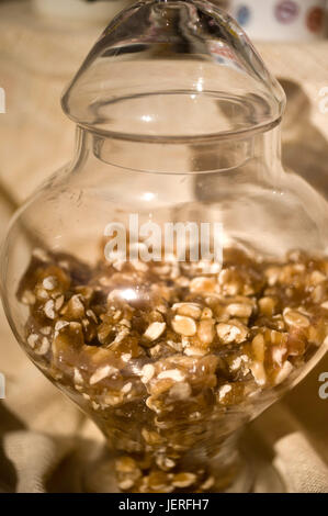 Erdnusskrokant im Glas Stockfoto