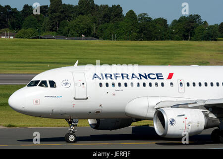 Air France Airbus A319 für Rollen nehmen Sie am Flughafen Birmingham, UK (F-GRHH) Stockfoto