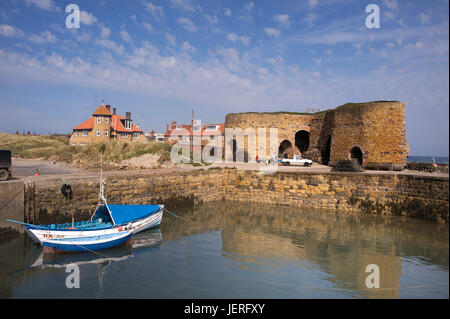 Fishning Boote im Hafen von Beadnell, Northumberland Stockfoto