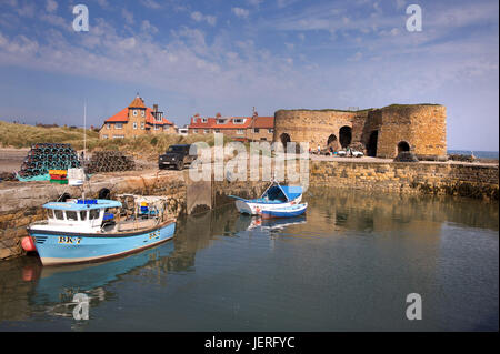 Fishning Boote im Hafen von Beadnell, Northumberland Stockfoto