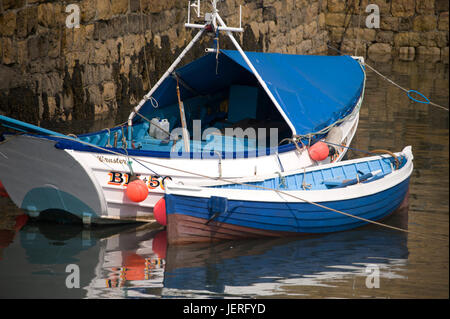 Fishning Boote im Hafen von Beadnell, Northumberland Stockfoto