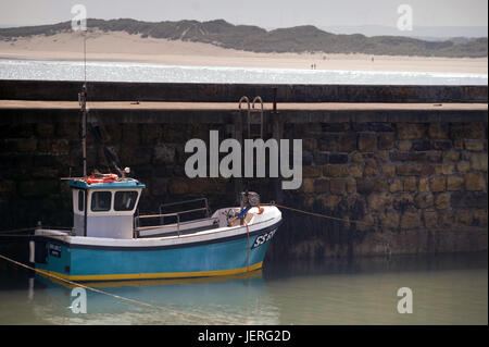 Fishning Boot im Hafen von Beadnell, Northumberland Stockfoto