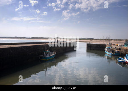 Fishning Boote im Hafen von Beadnell, Northumberland Stockfoto