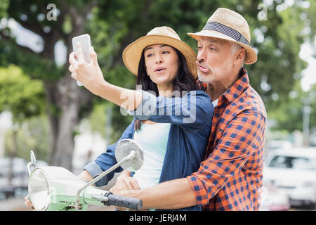 Mann, Gesicht für Selfie mit Frau Stockfoto