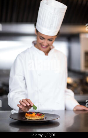 Glückliche Köchin Garnierung für Lebensmittel Stockfoto