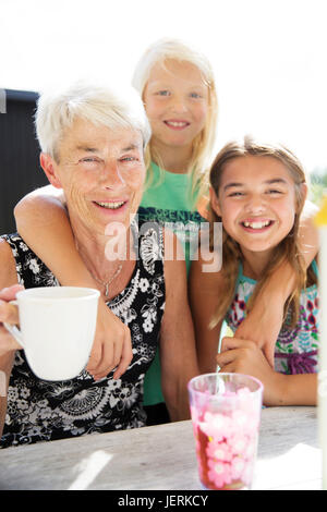 Porträt der Großmutter mit Enkelinnen Stockfoto