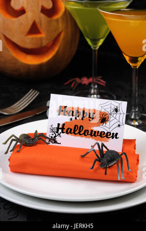 Gewusst wie: auslegen und dekorieren dekorative Serviette auf Halloween Stockfoto
