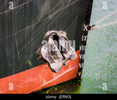 Anker und Wasserstand Markierungen auf altes Schiff vertäut am Port Adelaide, Südaustralien Stockfoto