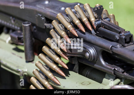 Nahaufnahme von einem deutschen MG42 Maschinengewehr und Munition Stockfoto