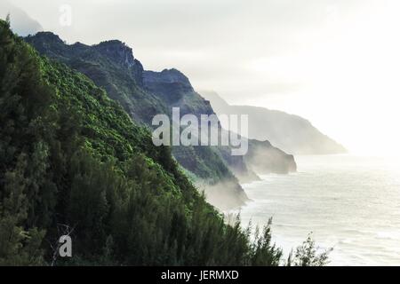 Kalalau trail auf Kauai, Hawaii in nebligen Tag Stockfoto