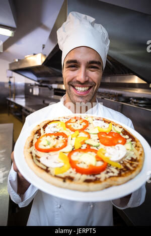 Schön präsentiert Pizza Koch Stockfoto