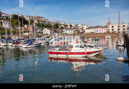14. Juni 2017: Ilfracombe, Devon, England, UK - Boote im Hafen an einem hellen Sommertag. Stockfoto