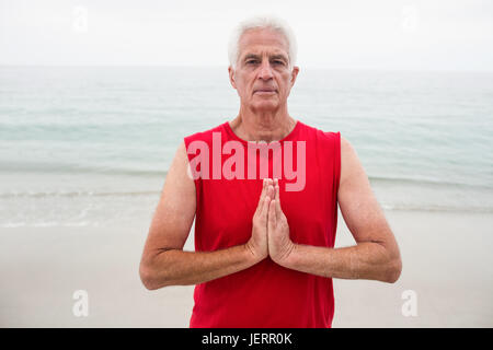 Portrait von älteren Mann in Lotus Position Stockfoto