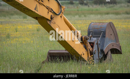 Schließen Sie herauf Bild der hydraulische Arm von einem Bagger digger ungebraucht, über die ein landwirtschaftlicher Bereich Stockfoto