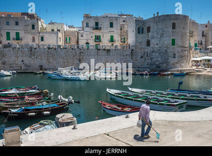 Angelboote/Fischerboote in den inner Harbour in der alten Stadt von Giovinazzo, Apulien, Süditalien Stockfoto