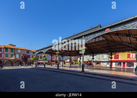 Markthalle am Place de Couverts in Mirepoix.  Ariege, Midi-Pyrénées, Frankreich. Stockfoto