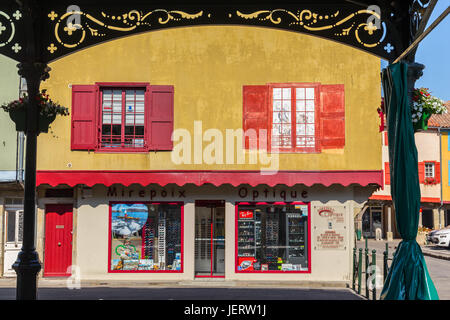 Bunte Häuser runden Zentralplatz Mirepoix Stadt. Ariege, Frankreich. Stockfoto