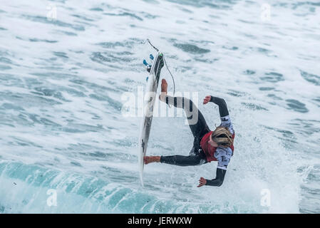 Surfen-UK.  Cornwall-surfen. Spektakuläre Action als Surfer springt von einer Welle in einem Wettbewerb am Fistral Beach in Newquay. Stockfoto