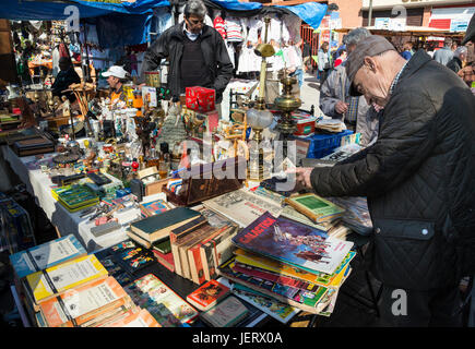 Ein Stall auf dem Rastro Flohmarkt rund um Lavapies und Embajadores im Zentrum von Madrid, Spanien. Stockfoto