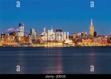 Empire State Building und Midtown Manhattan in der Nacht Stockfoto