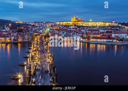 Luftaufnahme der Karlsbrücke in Prag, Tschechische Republik Stockfoto