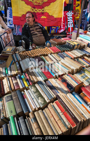 Ein gebrauchtes Buch stand auf dem Rastro Flohmarkt rund um Lavapies und Embajadores im Zentrum von Madrid, Spanien. Stockfoto