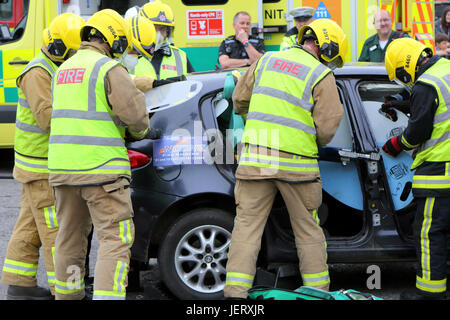 Beaulieu, Hampshire, UK - 29. Mai 2017: Feuerwehrleute Türholm mit einem hydraulischen Cutter schneiden, während ein Fahrzeug retten Demonstration durch die UK-Notfall Stockfoto