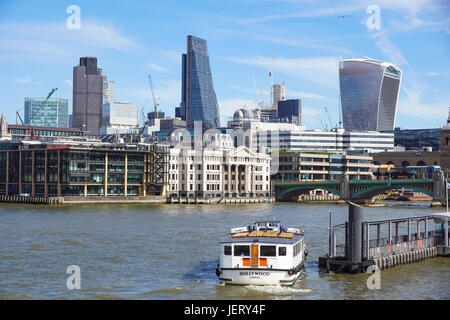 LONDON ENGLAND 10. April 2017: City of London eines der führenden Zentren der globalen Finanzwelt. Diese Ansicht enthält Tower 42 Gherkin, Willis Gebäude, Stock Exchange Tower und Lloyd es Of London. Stockfoto