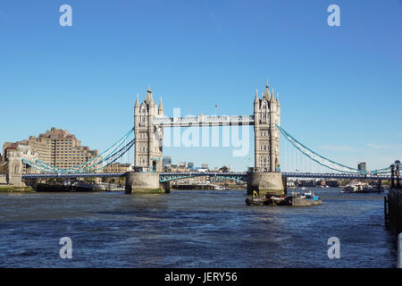 LONDON, Vereinigtes Königreich - APRIL 09: Tower Bridge in London am 9. April 2017. Klappbrücke Tower Bridge Over Themse in London, Vereinigtes Königreich. Stockfoto