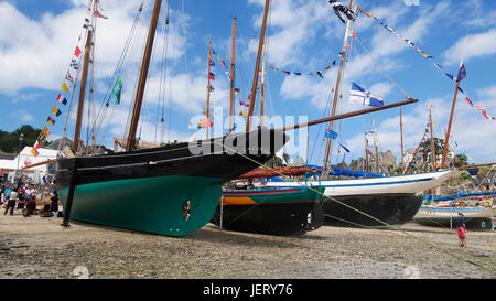 Traditionelle Boote in Cancale, Bisquine Cancalaise und heutzutage, Hafen von La Houle, maritime Festival: "La Cancalaise À 30 Ans" (Cancale, Ille et V Stockfoto