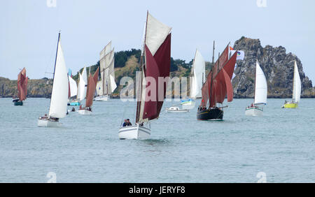 Traditionelle Boote Segeln in Cancale, maritime Festival: "La Cancalaise À 30 Ans" (Cancale, Ille et Vilaine, Bretagne, Frankreich). Stockfoto