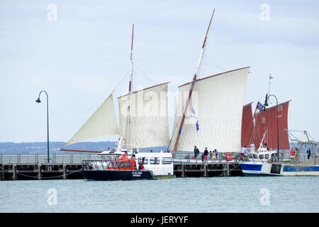 Bisquine Granvillaise in Cancale, Pier La Fenêtre, Hafen von La Houle, maritime Festival: "La Cancalaise À 30 Ans" (Cancale, Bretagne, Fr). Stockfoto