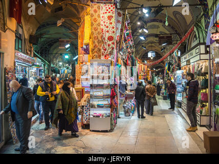 Überdachte Gassen und Stände in der Grand Bazaar, Sultanahmet, Istanbul, Türkei Stockfoto