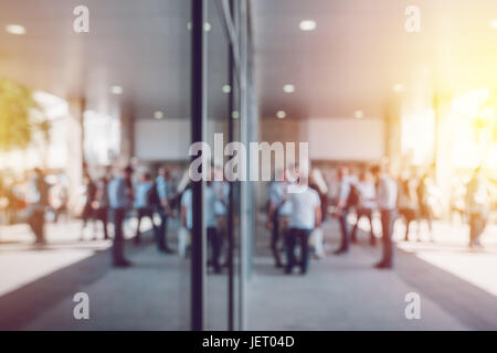 Abstrakt und Mittelunternehmen Hintergrund, unkenntlich Menge Geschäftsleute vor Unternehmens Weichzeichnen Stockfoto