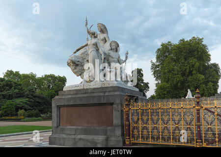 Teil des Prinz Albert Memorial in Kensington Gardens, London, die allegorischen Skulpturen, bestehend aus Amerika vertreten. Stockfoto