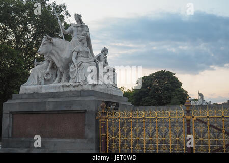 Bestandteil der Prinz Albert Memorial in Kensington Gardens, London, bestehend aus der allegorischen Skulpturen, die Europa (Fraktion "Europa") repräsentiert. Stockfoto