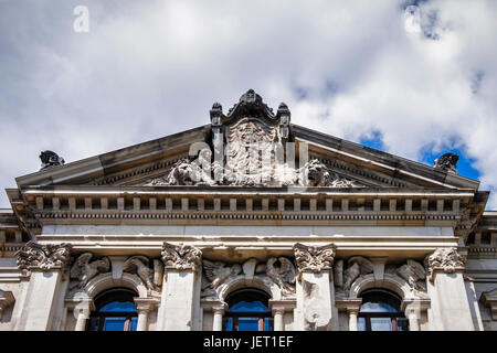 Berlin,Mitte.WZB sozialwissenschaftliche Forschung Gebäude, äußere Fassade des historischen Neo-barocken Gebäude, Giebel mit reich verzierten Wappen flankiert von zwei Löwen Stockfoto