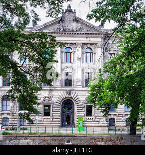 Berlin,Mitte.WZB sozialwissenschaftliche Forschung Gebäude, äußere Fassade des historischen alten neobarocke Gebäude, Giebel, reich verzierten Metalltür, skulpturale details Stockfoto