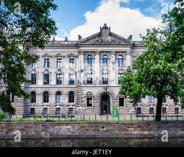 Berlin,Mitte.WZB sozialwissenschaftliche Forschung Gebäude, äußere Fassade des historischen alten neobarocke Gebäude, Giebel, reich verzierten Metalltür, skulpturale details Stockfoto