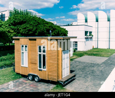 Berlin-Tiergarten, Bauhaus-Archiv Campus. Tinyhouse Universitätsprojekt, 20 Tiny mobile Häuser, 10 Quadratmeter auf Rädern, erschwingliche temporäre villa Stockfoto