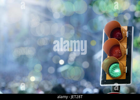 In der Nähe der Ampel auf Grün Stockfoto