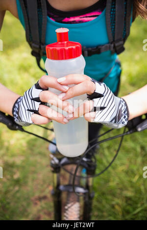 Frau stand neben ihr Fahrrad Stockfoto