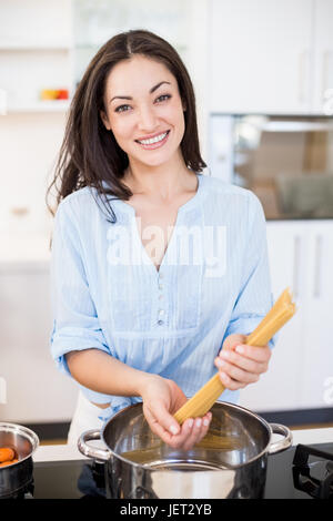 Frau Spaghetti Nudeln in der Küche vorbereiten Stockfoto