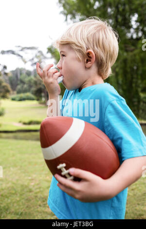 Junge mit einem Asthma-Inhalator Stockfoto