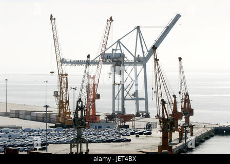 Krane in den Handelshafen von Setúbal. Portugal Stockfoto