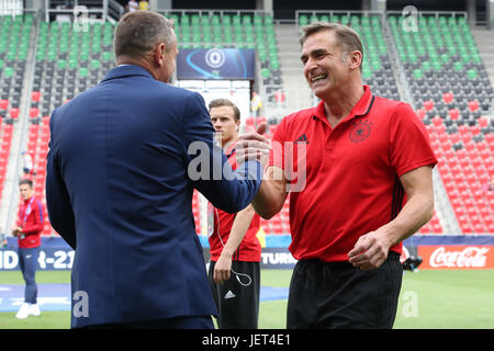 Deutschland U21-Manager Stefan Kuntz ein England U21-Manager Aidy Boothroyd vor der UEFA-U21-Europameisterschaft, Semi Final match bei Stadion Miejski, Tychy. Stockfoto